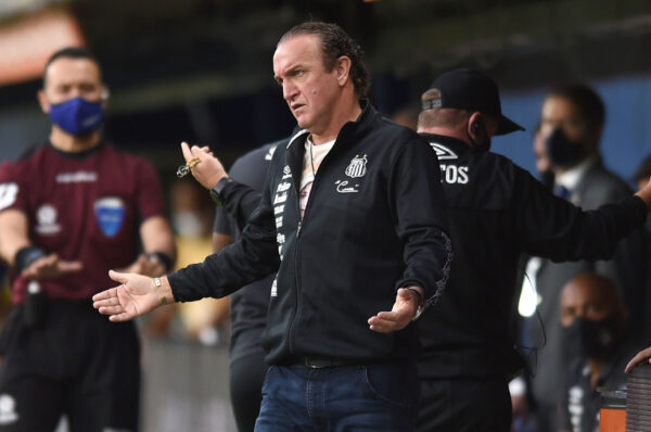 Cuca deja Corinthians tras presiones de hinchas y el equipo femenino