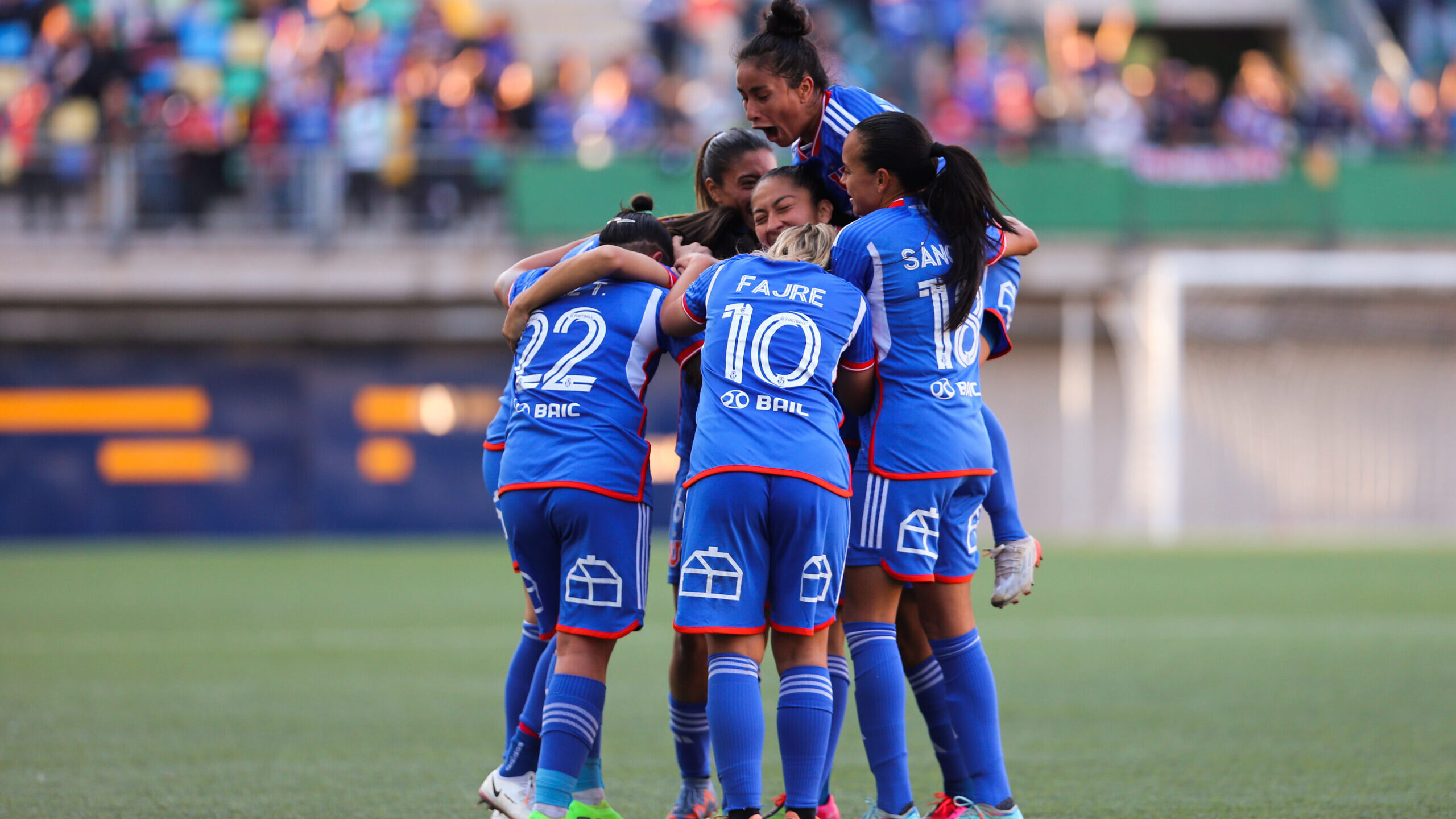 Universidad de Chile golea a Colo-Colo y se queda con el Superclásico