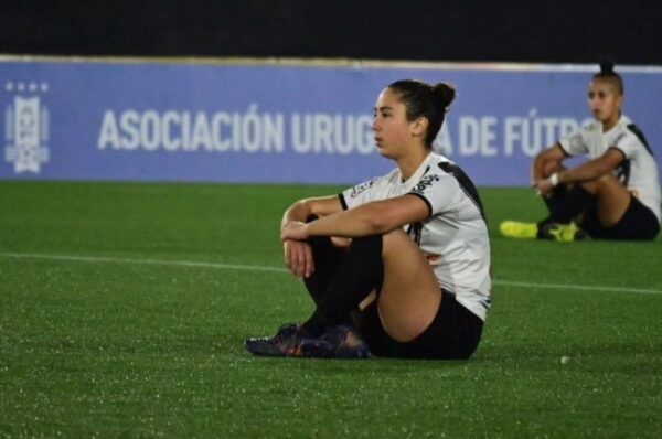 Planteles de Danubio y Defensor Sporting realizan sentida protesta en Uruguay