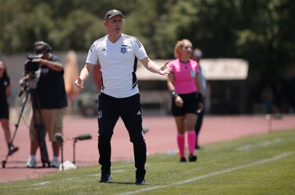 Luis Mena dejará Colo-Colo y asumirá como DT de La Roja