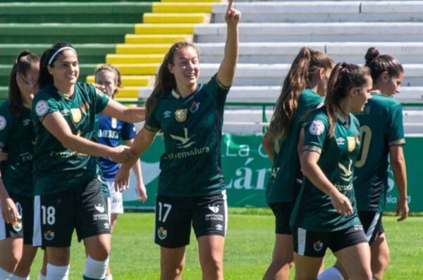 Se queda: Sonya Keefe renueva contrato con el Cacereño de España