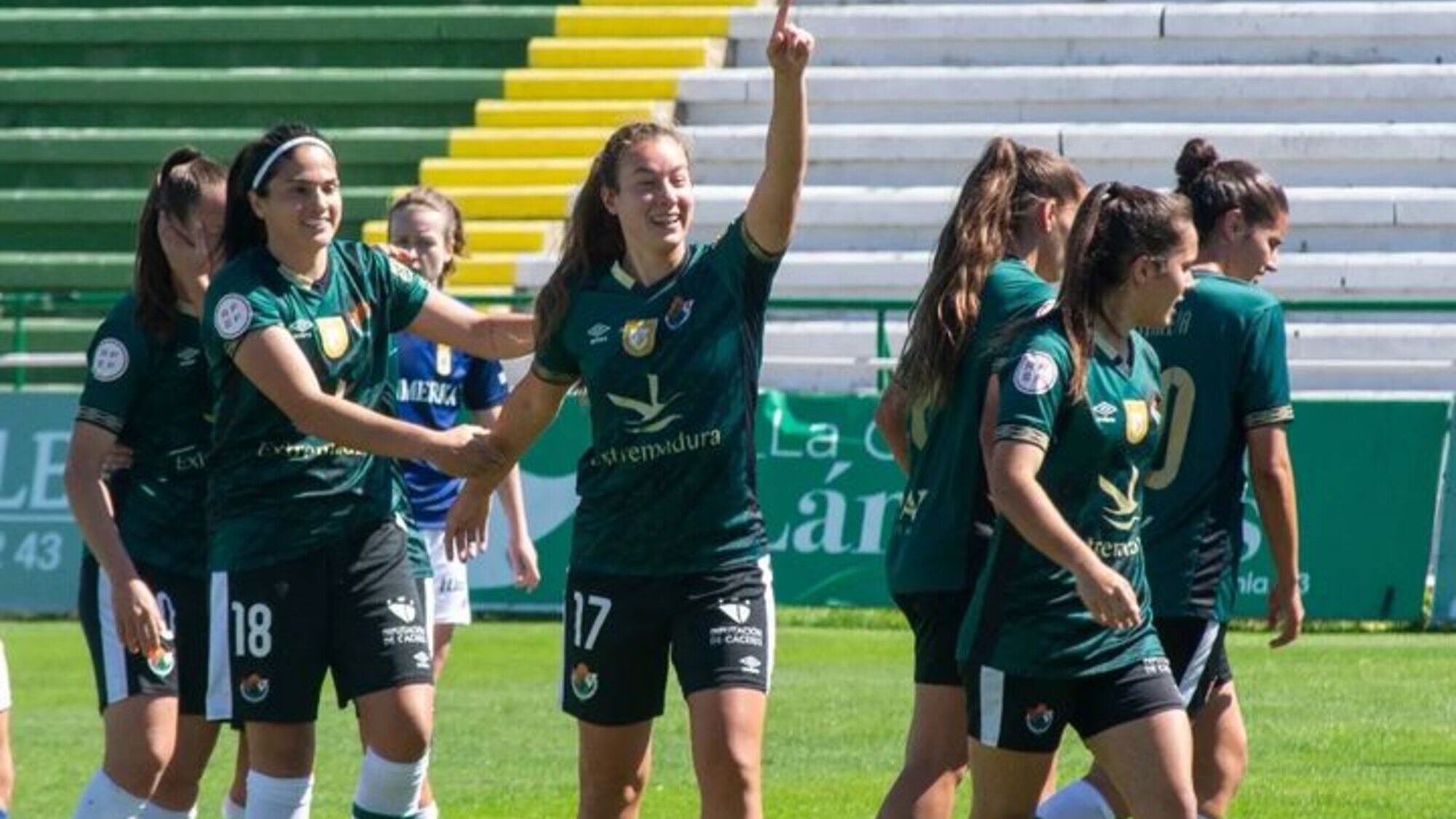 Sonya Keefe y Bárbara Santibáñez anhelan el ascenso con Cacereño