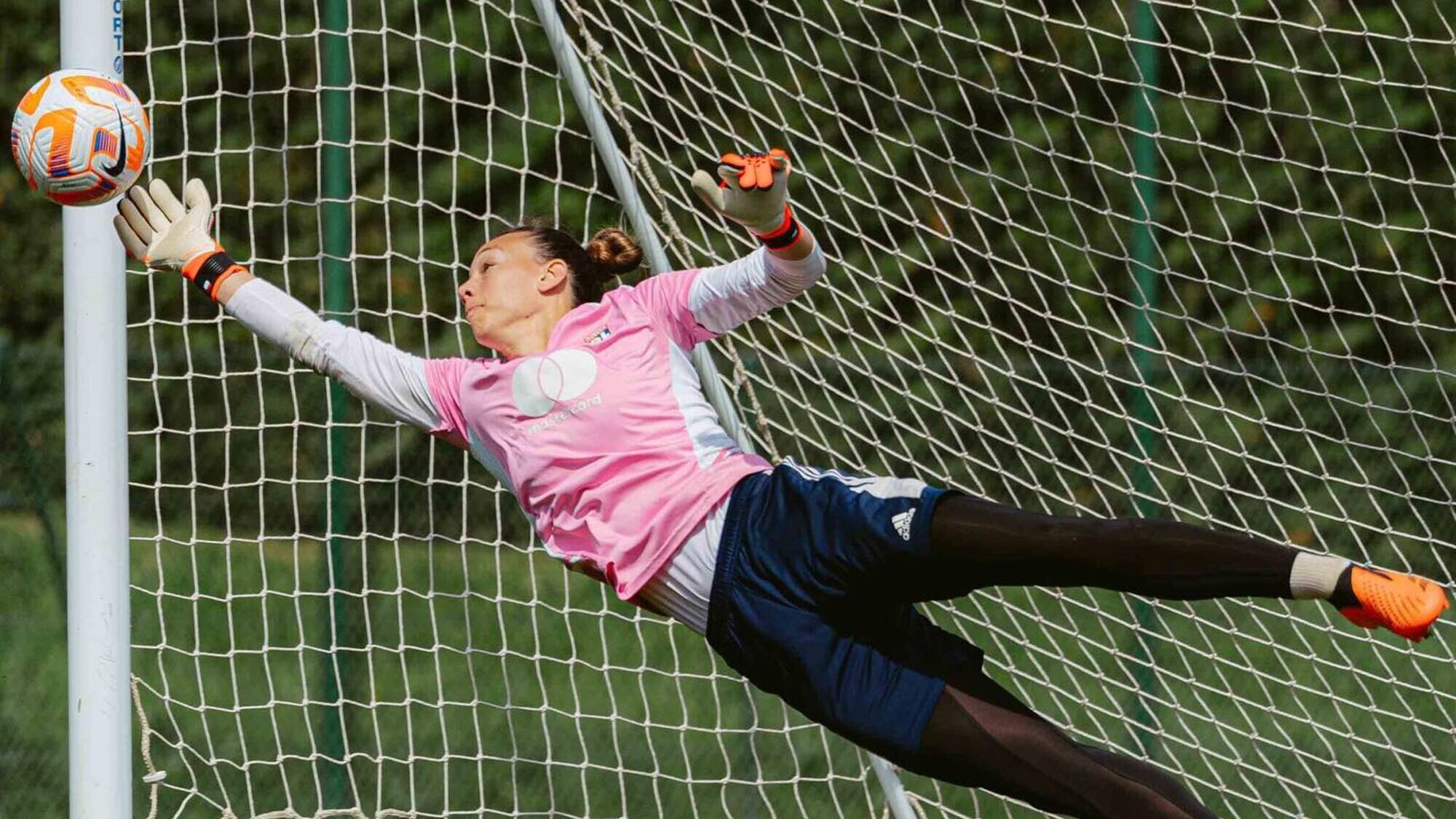 Triunfo ante Dijon 3-0 de Christiane Endler