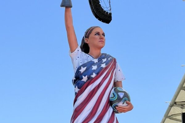 Alex Morgan recibe una estatua de seis metros de altura en su honor