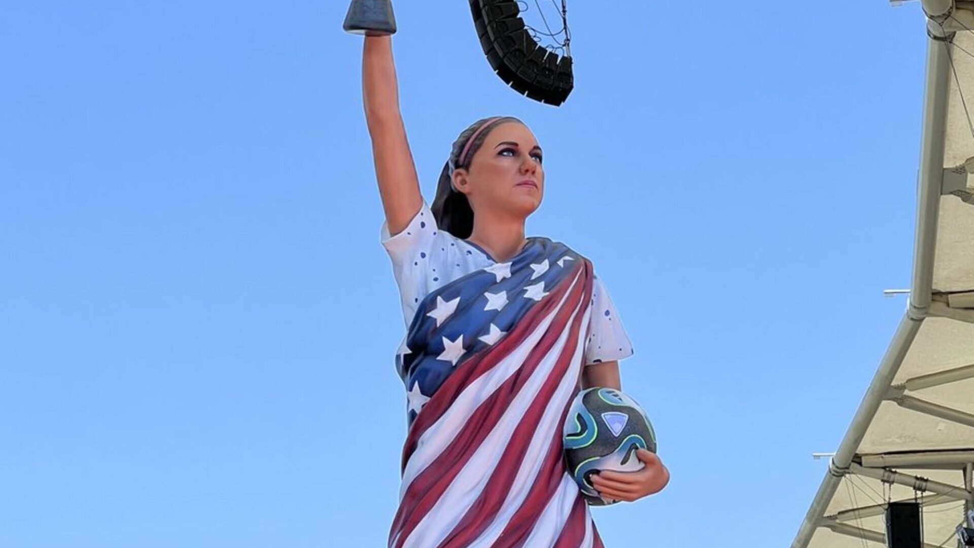 Alex Morgan recibe una estatua de seis metros de altura en su honor