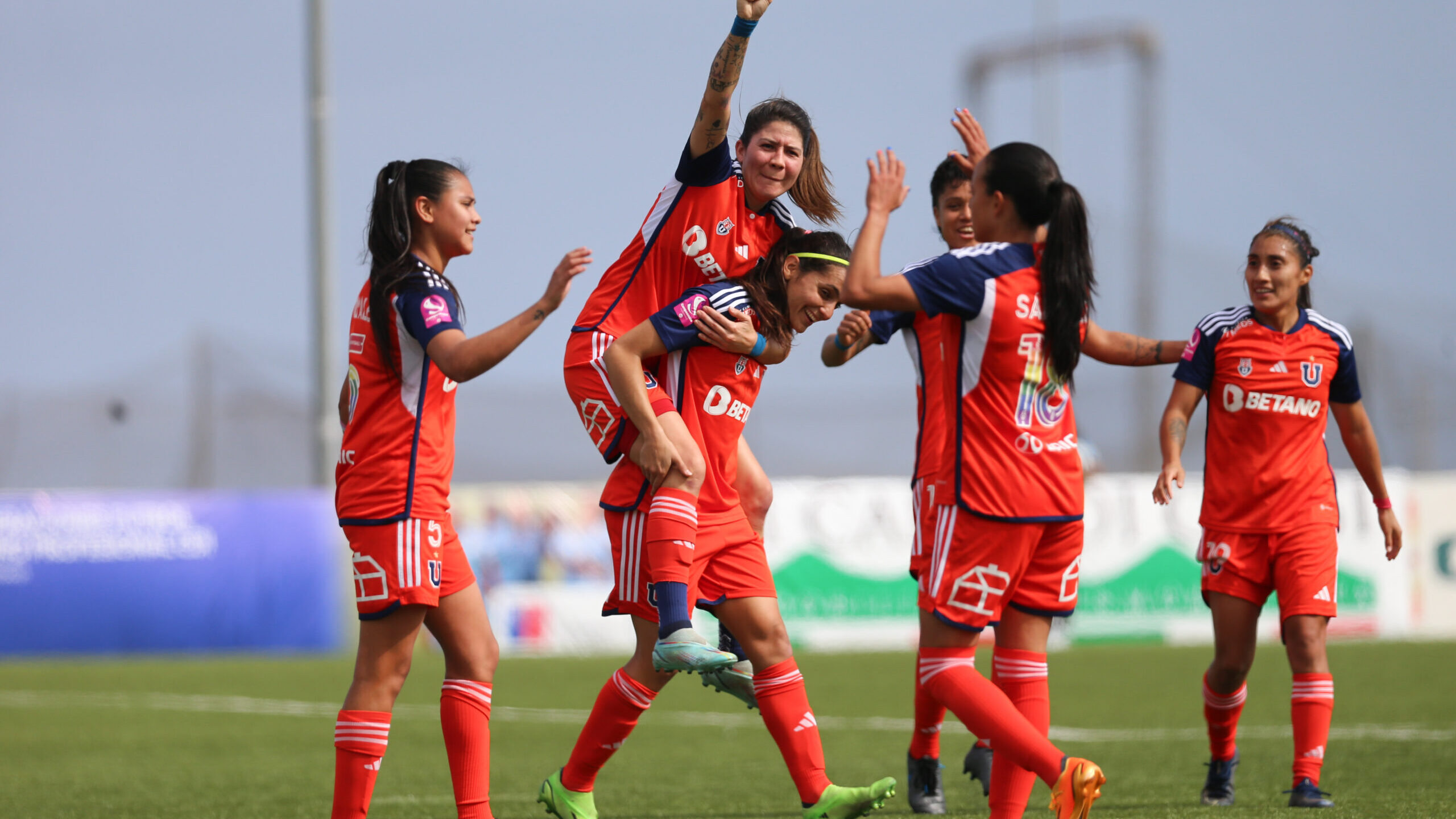 Universidad de Chile golea y complica a Iquique al final de la primera rueda