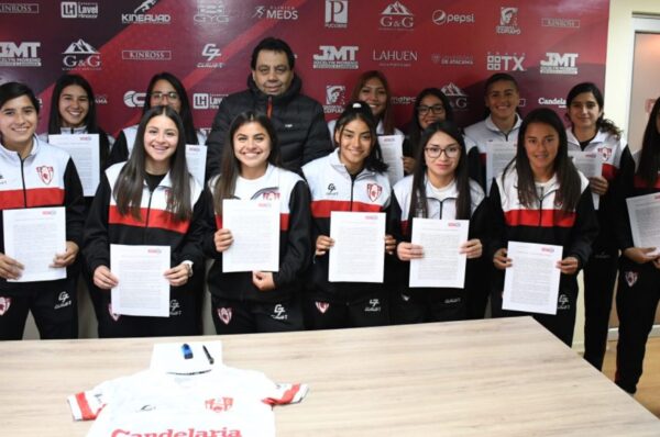 Deportes Copiapó da el paso y 13 jugadoras firman su primer contrato