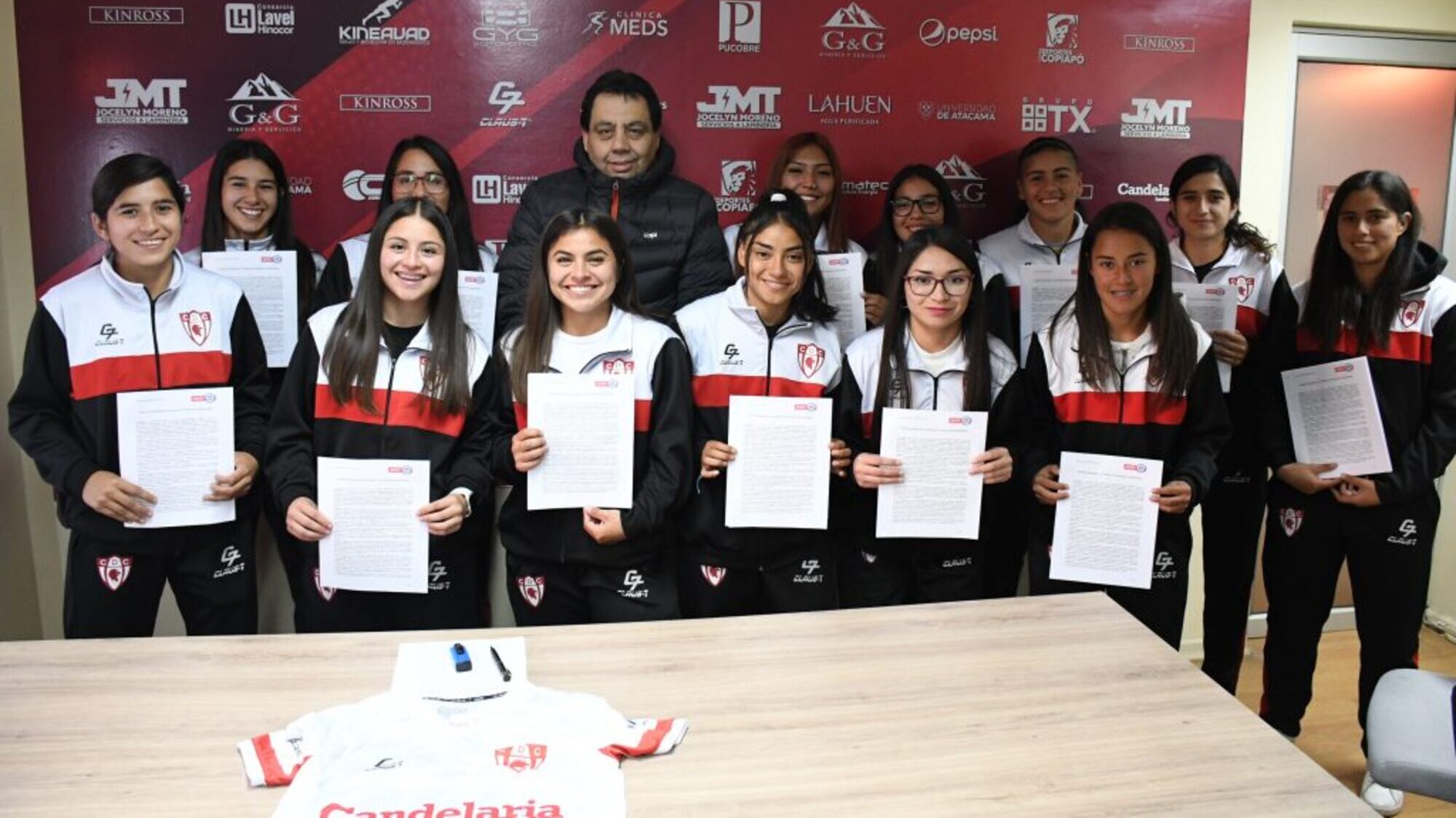 Deportes Copiapó da el paso y 13 jugadoras firman su primer contrato