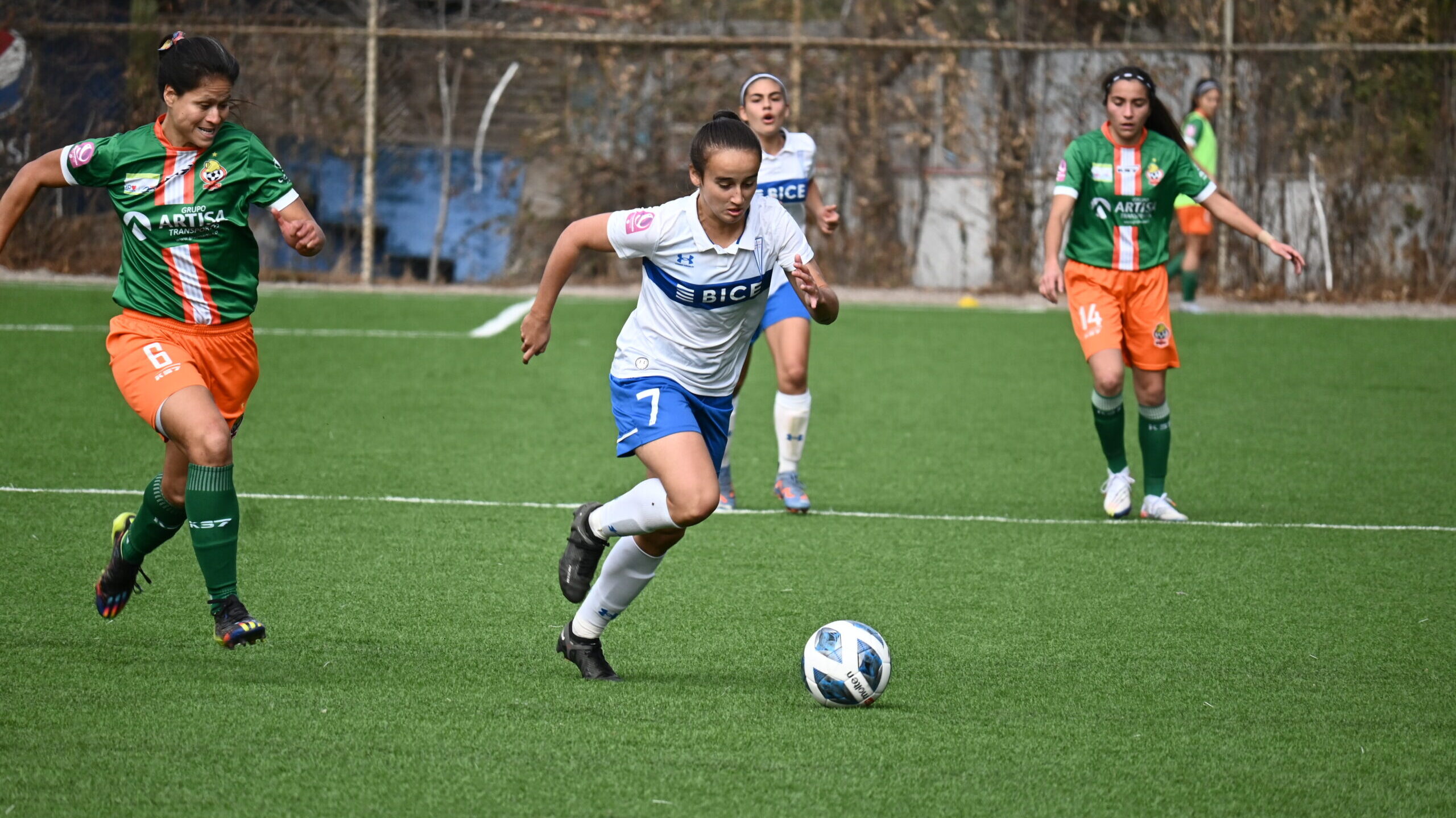 Universidad Católica y Cobresal reparten unidades en un amargo partido