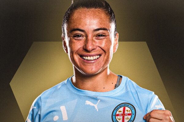 María José Rojas recibe el premio a mejor jugadora de la A-League Women