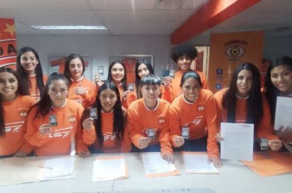 Cobreloa histórico: 12 jugadoras firman su primer contrato