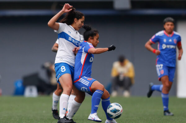 Universidad de Chile derrota a la UC y se queda con el Clásico