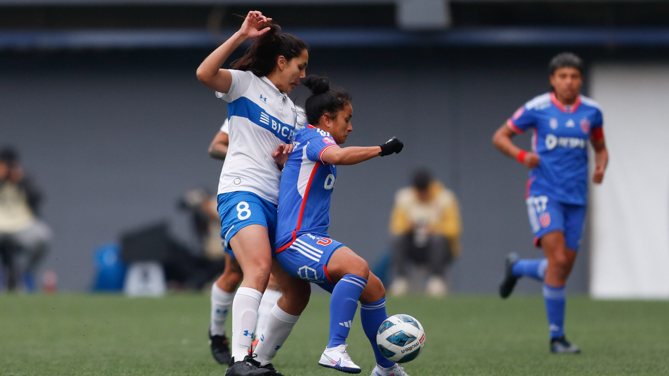 Universidad de Chile derrota a la UC y se queda con el Clásico