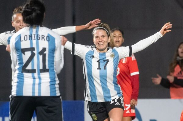 Camila Gómez Ares anota en el partido de despedida de Argentina ante Perú
