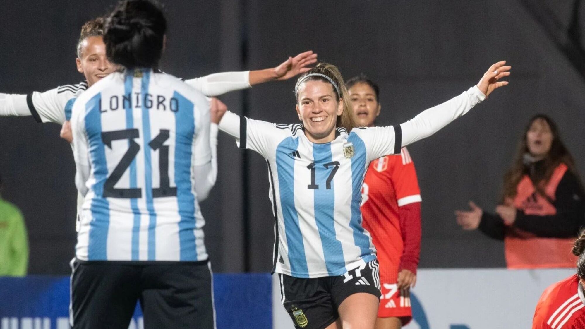 Camila Gómez Ares anota en el partido de despedida de Argentina ante Perú