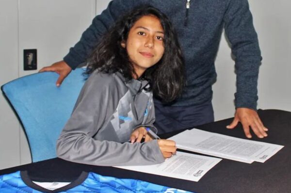 Nueve jugadoras firman su primer contrato profesional en San Marcos de Arica