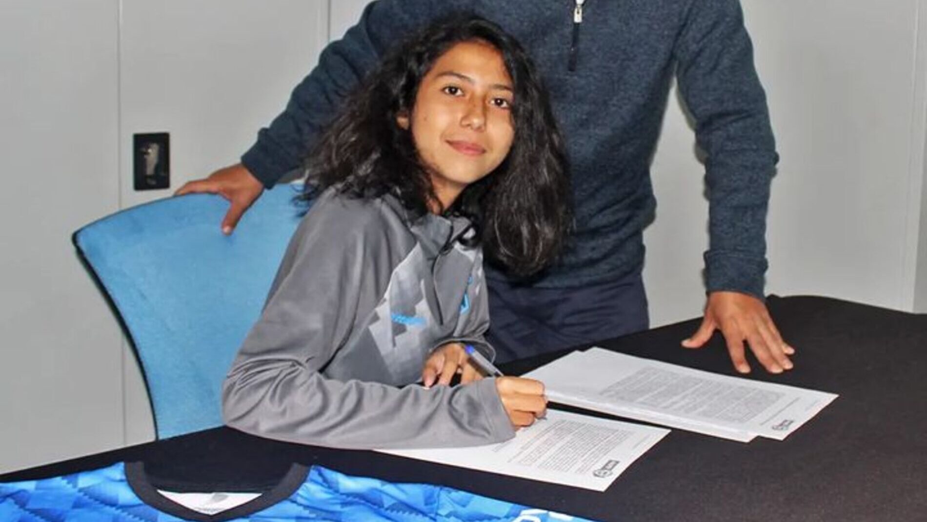 Nueve jugadoras firman su primer contrato profesional en San Marcos de Arica