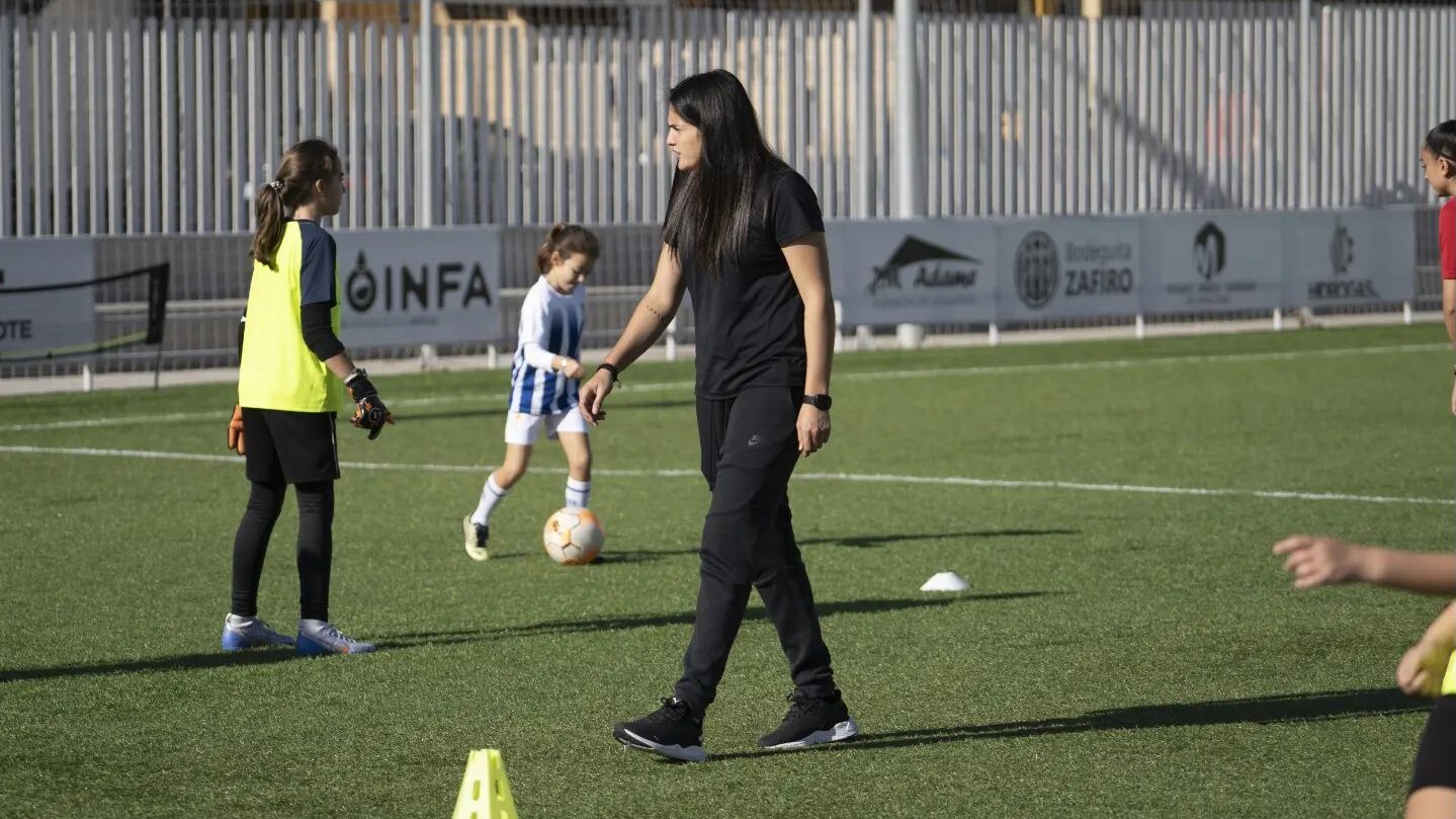 Bárbara Santibáñez será DT de la filial del Cacereño en España