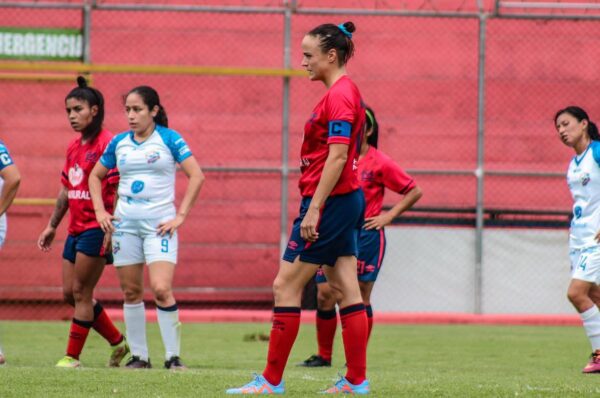 Macarena Errázuriz se despide de Municipal de Guatemala por dura lesión