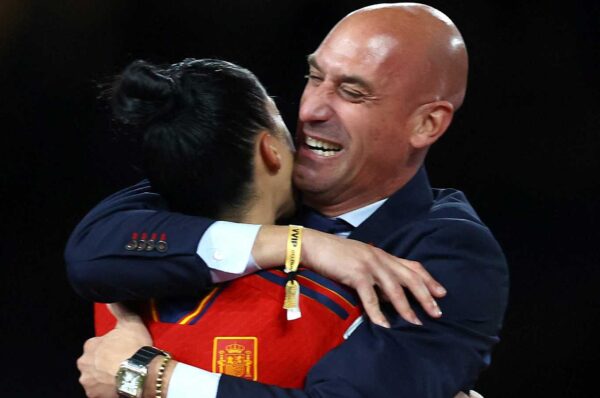 FIFA suspende por tres meses a Luis Rubiales y le prohíbe contactar a Jenni Hermoso
