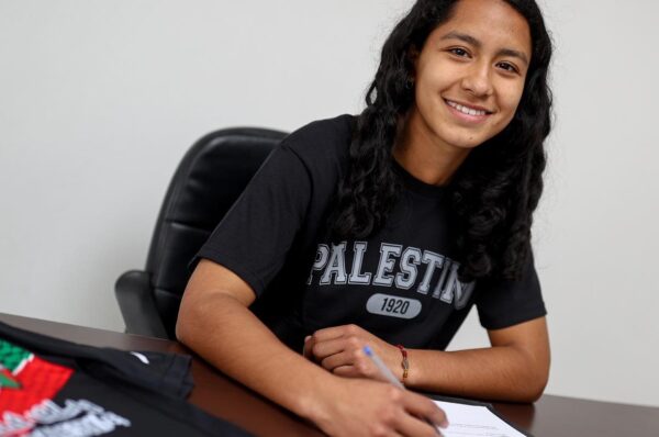 Lauryn Morales firma su primer contrato profesional con Palestino