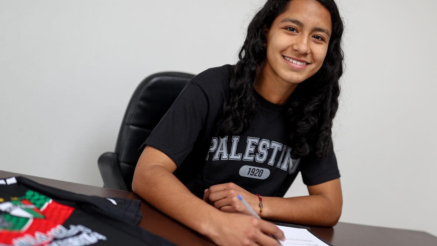 Lauryn Morales firma su primer contrato profesional con Palestino