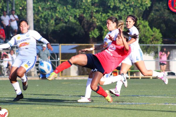 Javiera Roa se matricula con el primer hat-trick del torneo con Municipal