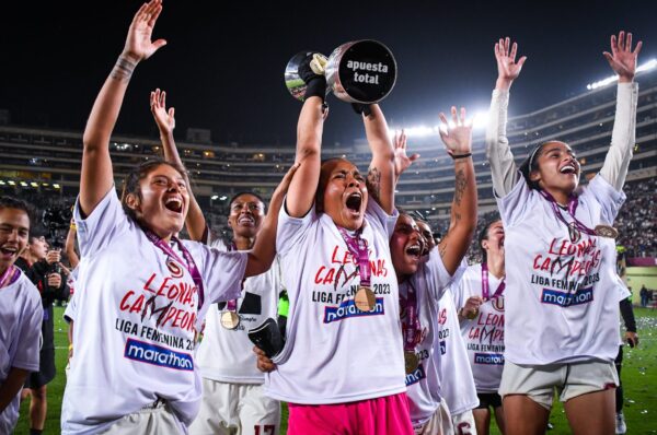 Universitario es campeón de Perú y bate el récord de público en Sudamérica