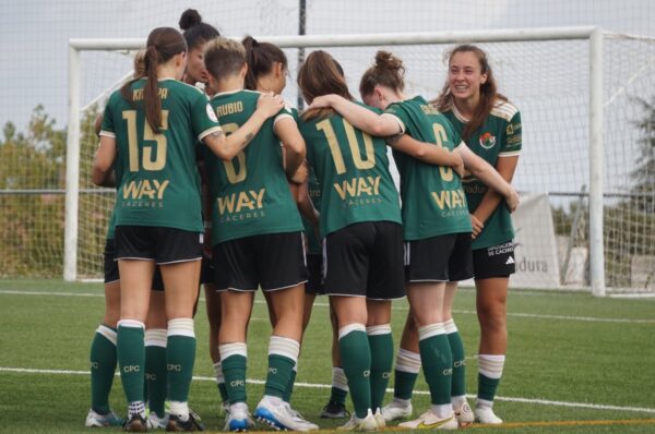 Sonya Keefe debuta en la Primera RFEF 23/24 con triunfo y gol