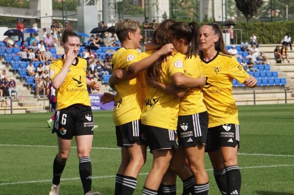 Sonya Keefe sigue en racha y anota gol con Cacereño ante el Barcelona B