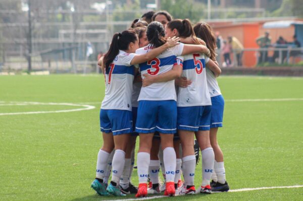 Universidad Católica golea a Palestino y sigue con vida en el grupo A