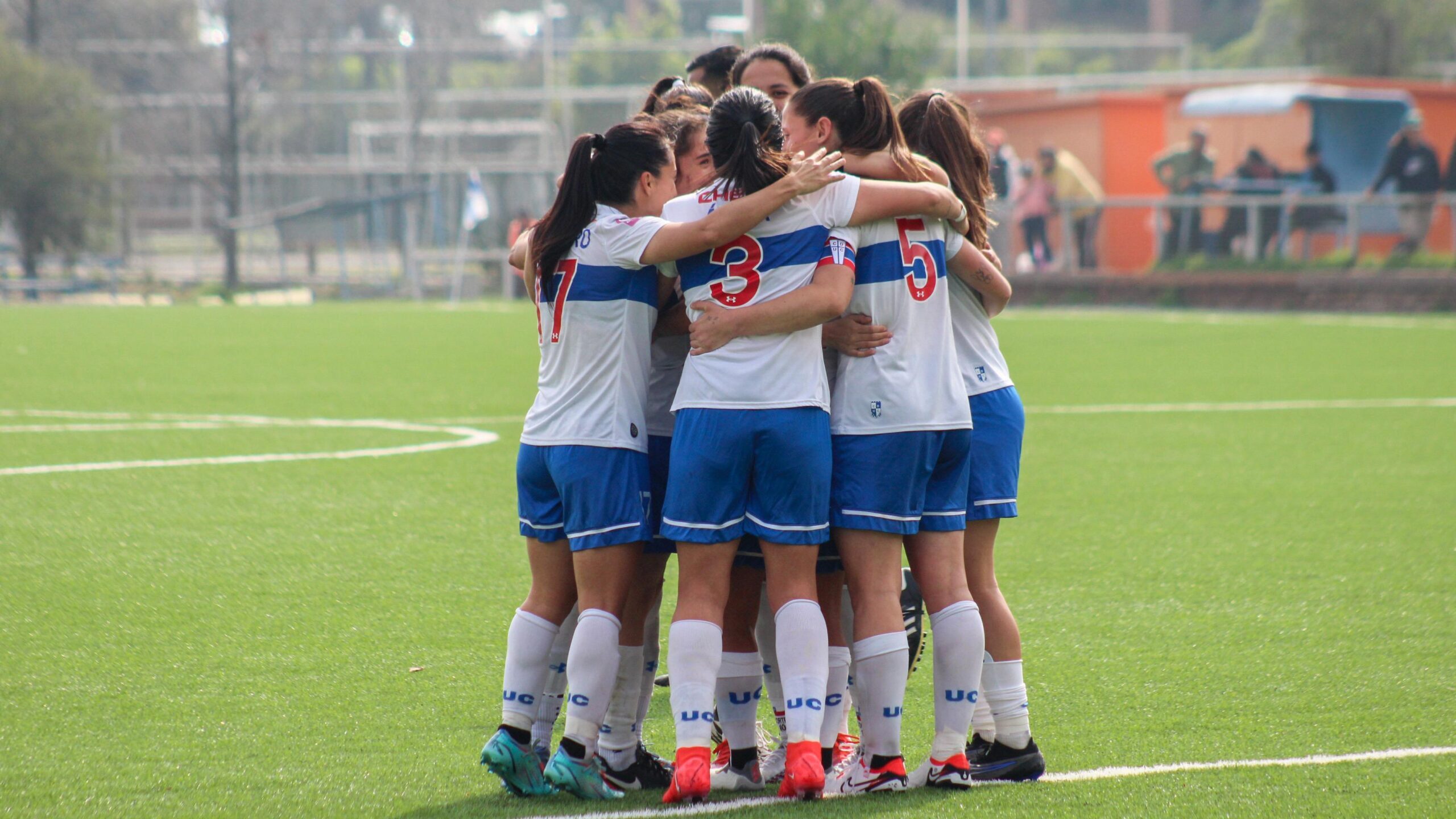 Universidad Católica golea a Palestino y sigue con vida en el grupo A