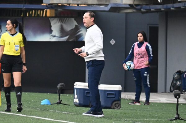 Luis Mena conforme con el triunfo de La Roja vs Nueva Zelanda: “Se mostró todo lo que hemos trabajado”