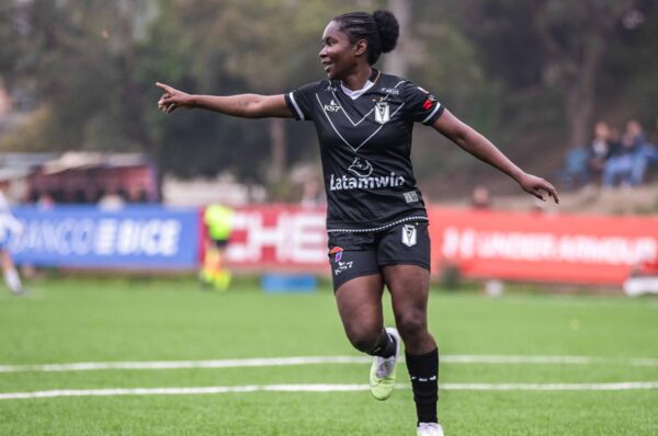 Mary Valencia supera su lesión y vuelve a las canchas con Santiago Morning