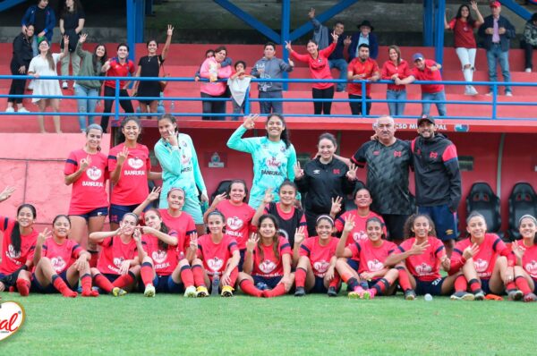 Javiera Roa se matricula con dos goles en goleada del Municipal en Guatemala