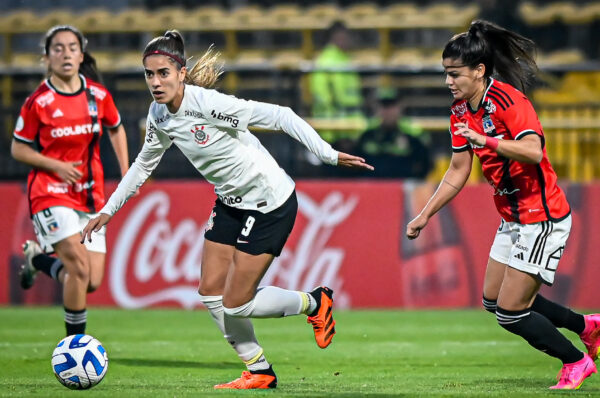Corinthians vence con lo justo y polémica a Colo-Colo en Copa Libertadores