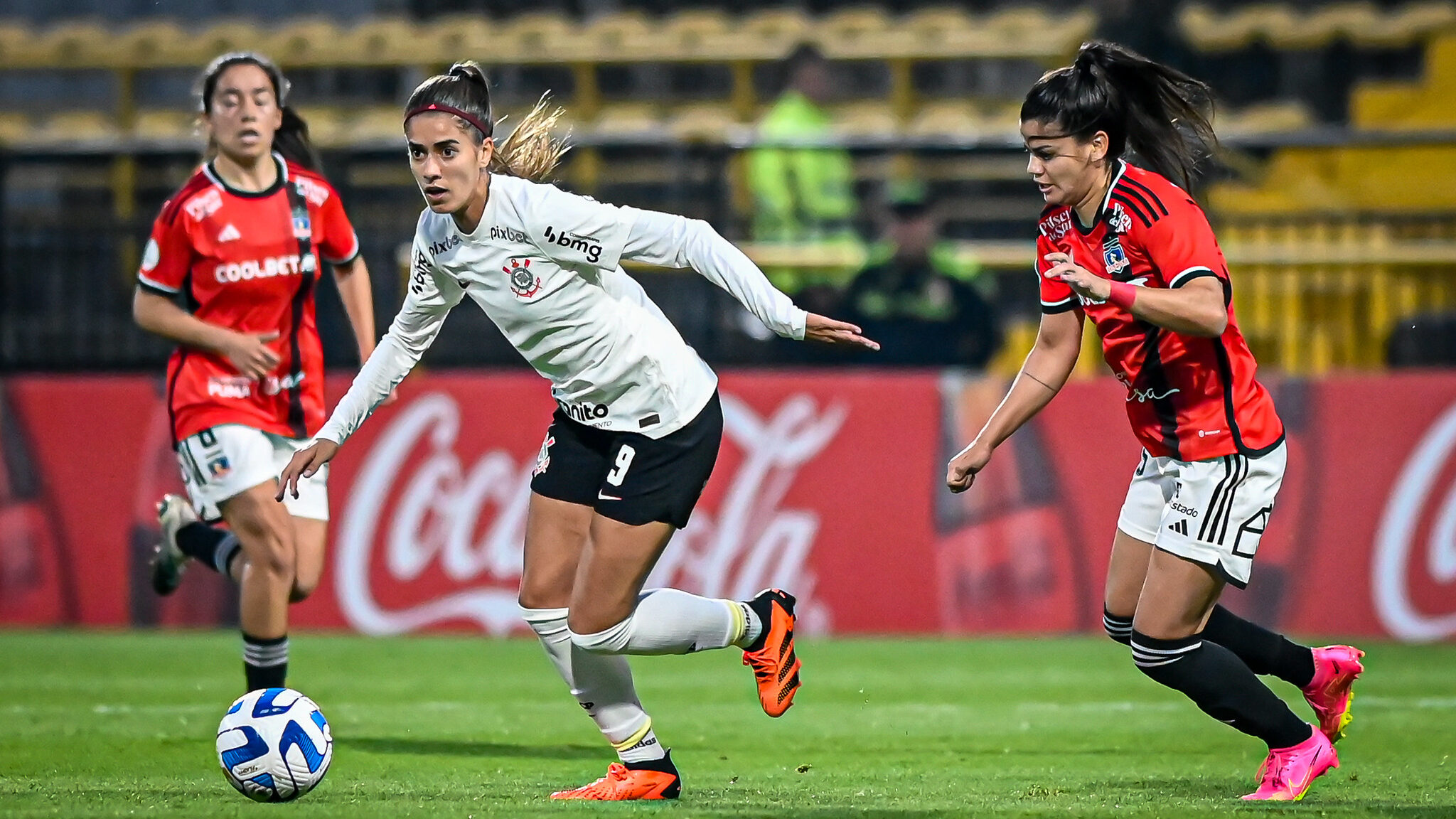 Corinthians vence con lo justo y polémica a Colo-Colo en Copa Libertadores