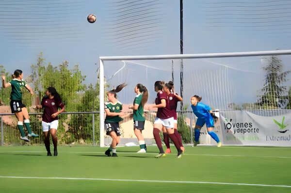 Sonya Keefe vuelve al gol en una nueva derrota del Cacereño