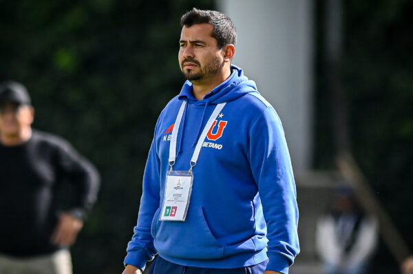 Nicolás Bravo deja de ser entrenador de Universidad de Chile