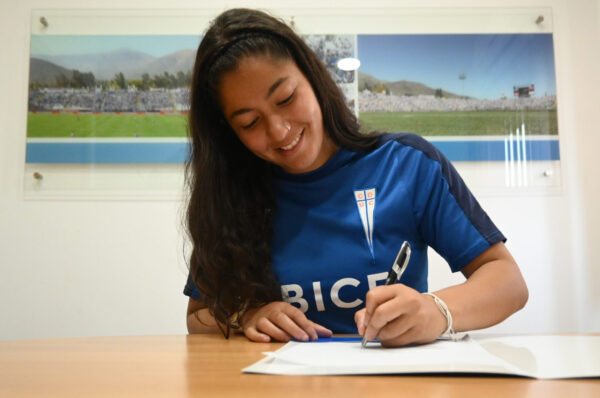 Gali Espinoza firma su primer contrato con Universidad Católica para 2024