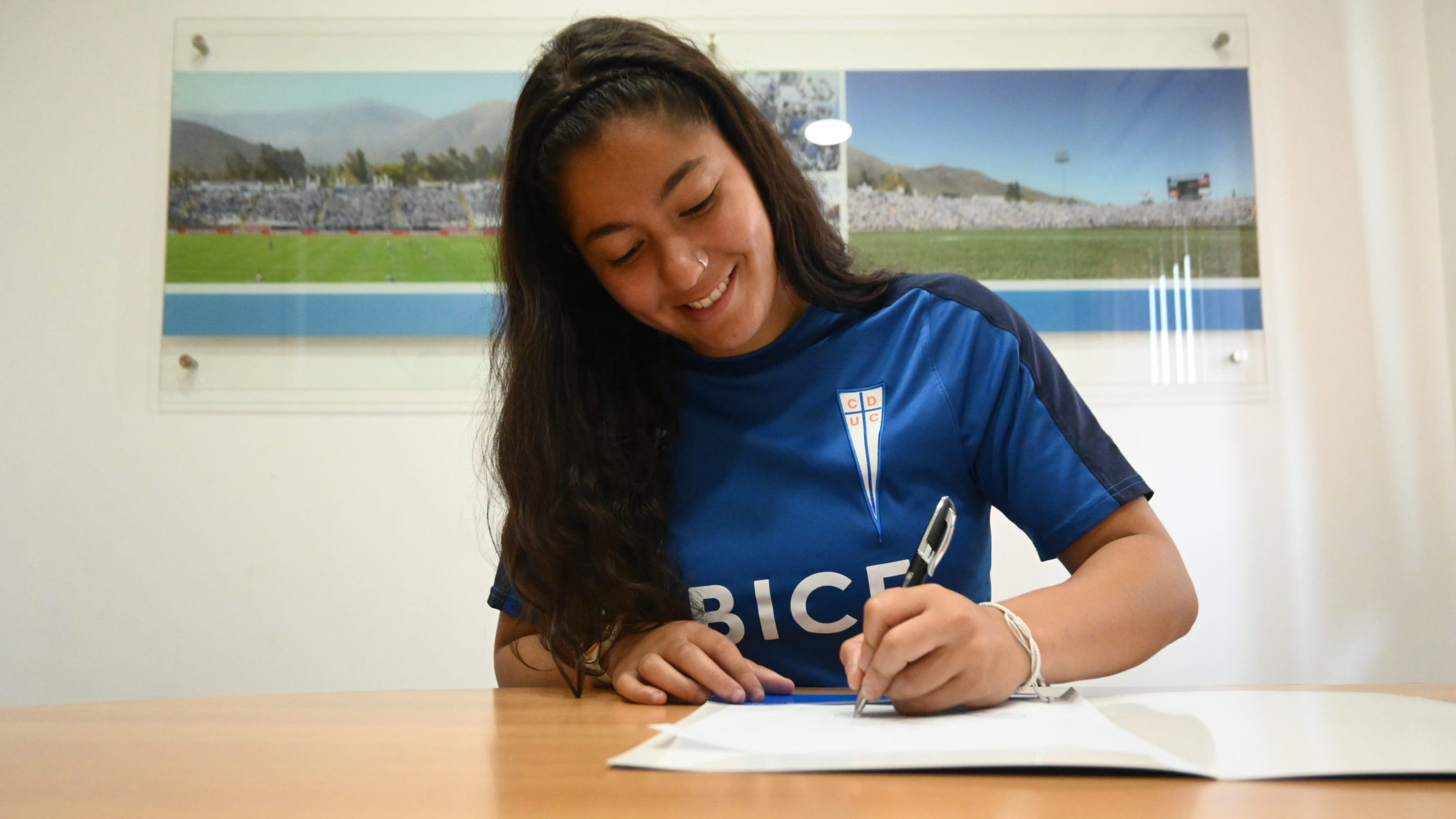 Gali Espinoza firma su primer contrato con Universidad Católica para 2024