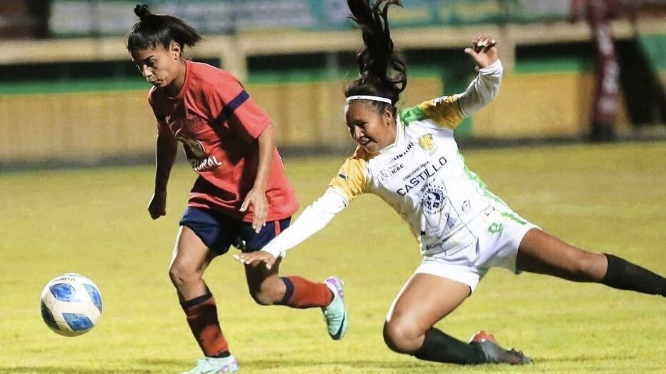 Javiera Roa y Municipal comienzan con derrota las finales en Guatemala