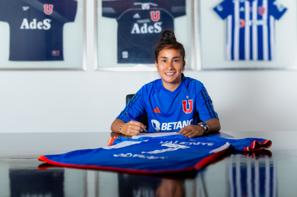 Rebeca Fernández es la primera renovada de Universidad de Chile para 2024