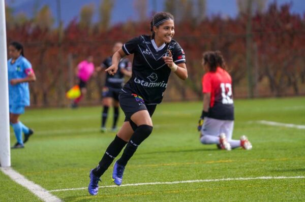 Ámbar Figueroa renueva por un año con Santiago Morning