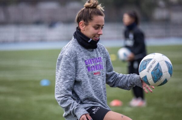 Thayla Sousa renueva por todo 2024 con Santiago Morning