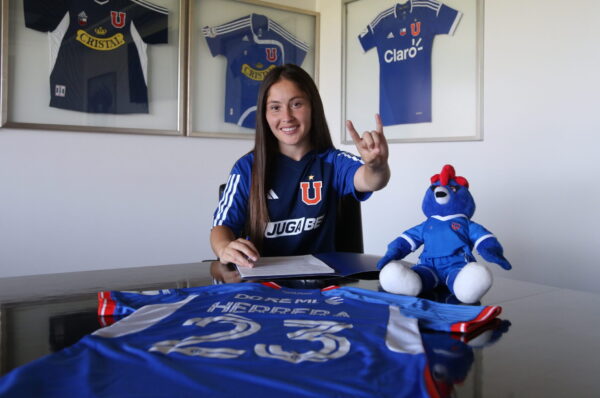 Universidad de Chile oficializa el fichaje de Claudia Herrera