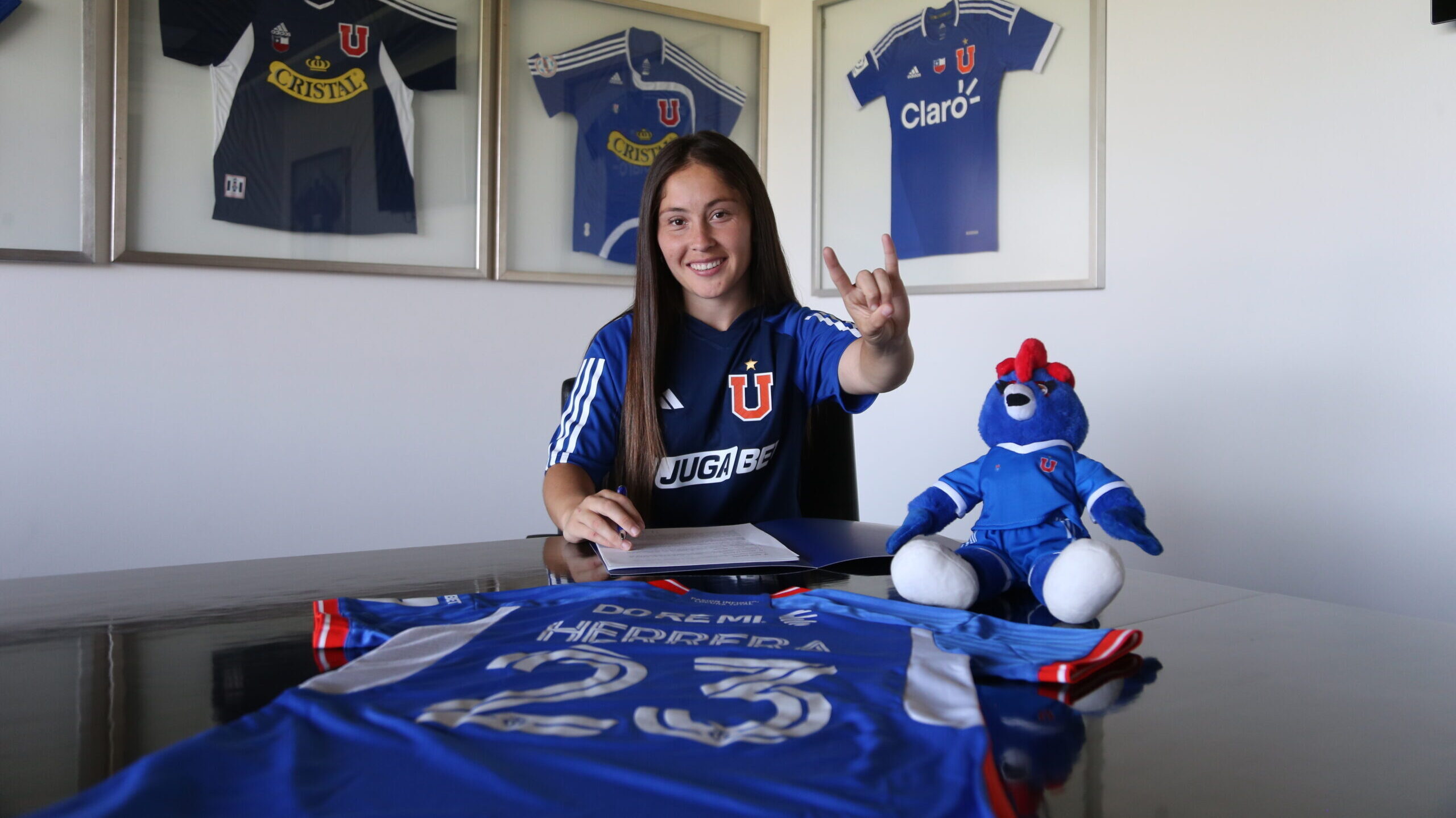 Universidad de Chile oficializa el fichaje de Claudia Herrera