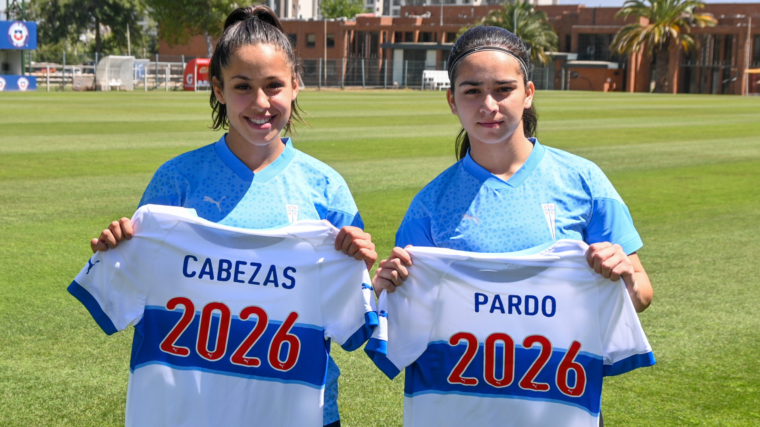 Vaitiare Pardo y Pamela Cabezas firman su primer contrato con la UC