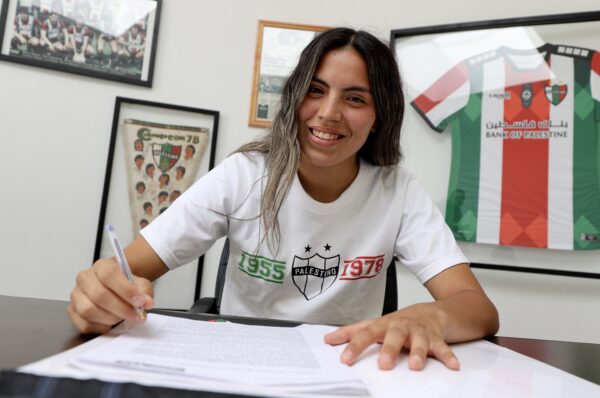 Renata Lizana firma su primer contrato profesional con Palestino