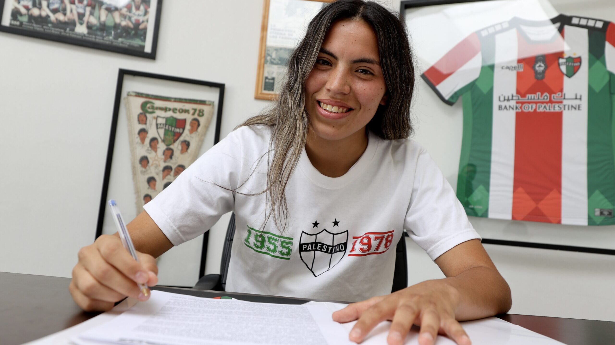 Renata Lizana firma su primer contrato profesional con Palestino